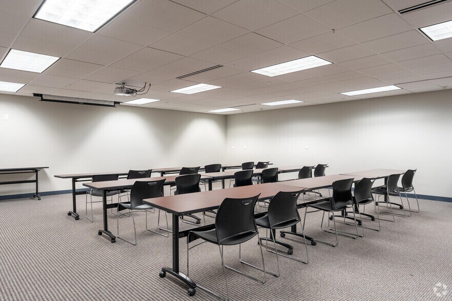 More Photos Of 18W100 W 22nd St, Oakbrook Terrace Office For Lease