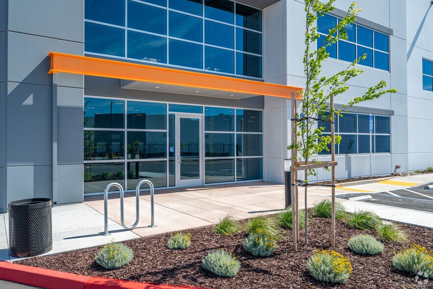 More Photos Of 4525 W Elkhorn Blvd, Sacramento Distribution For Sale