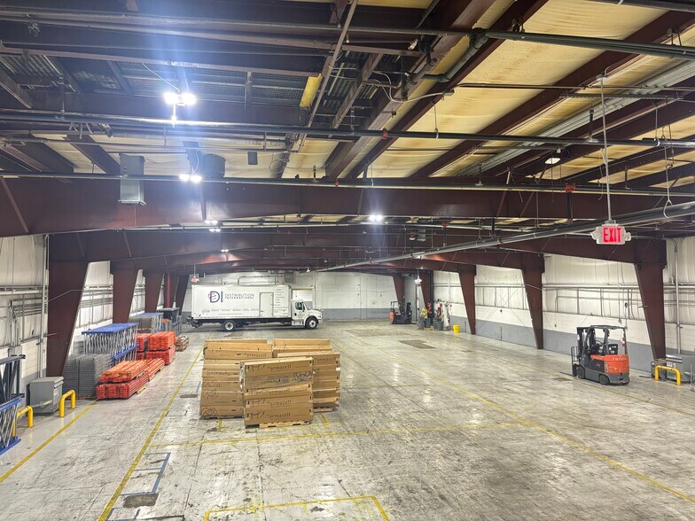 More Photos Of 2 Amboy Ave, Woodbridge Warehouse For Lease