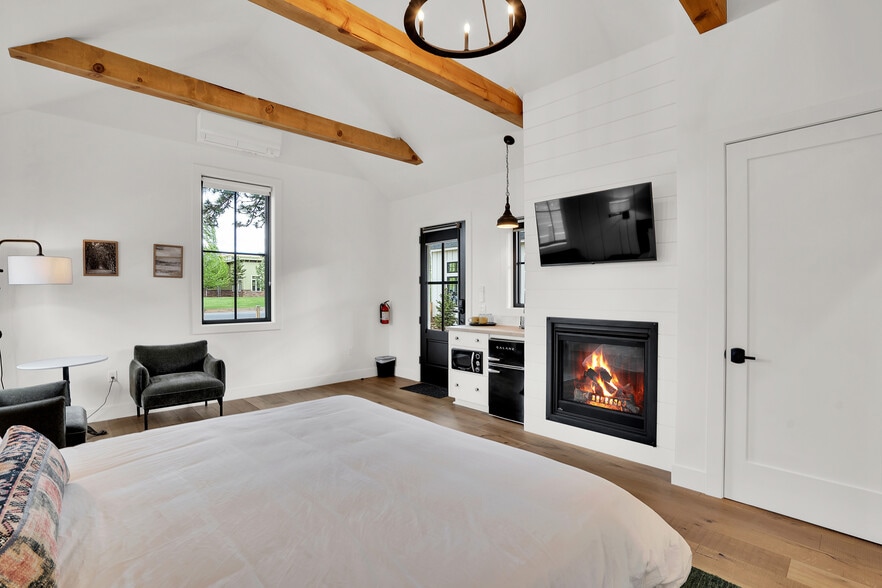 More Photos Of 560 E Main Ave, Sisters Hotel For Sale