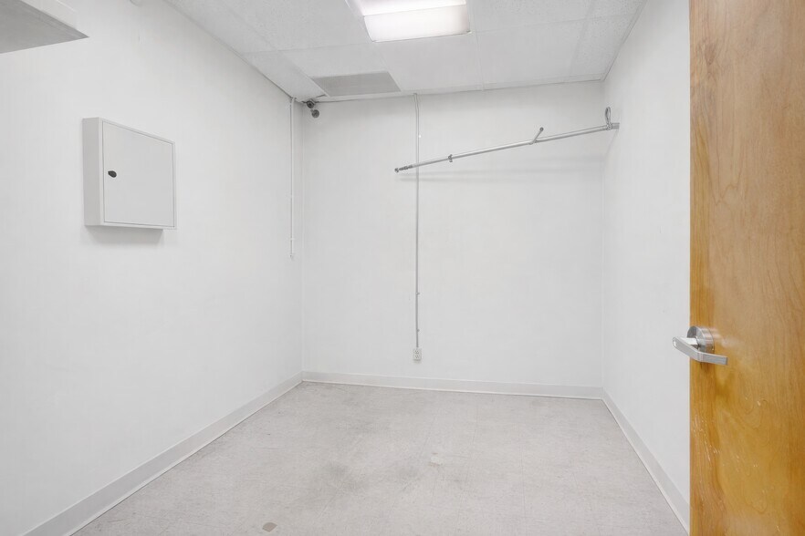 More Photos Of 2001 Central Park Ave, Yonkers Office For Sale