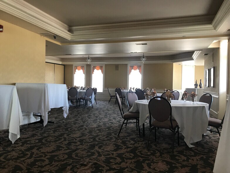 More Photos Of 2651 W Jefferson, Trenton Restaurant For Lease