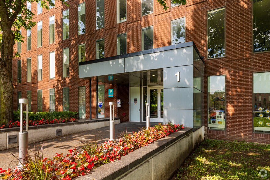 More Photos Of 1 Pl du Commerce, Verdun Office Residential For Lease