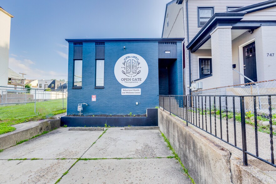 More Photos Of 745 E Warrington Ave, Pittsburgh Medical For Lease