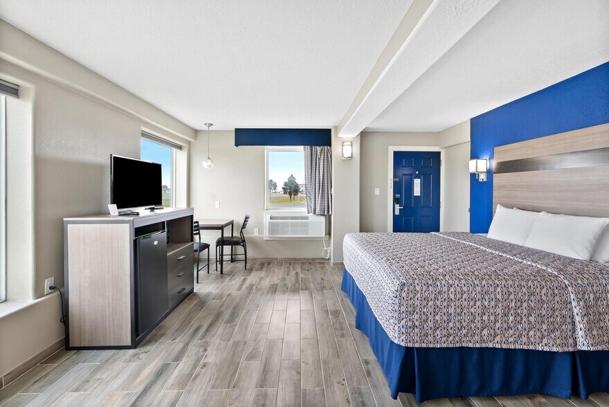 More Photos Of 1212 E Laurel St, Rockport Hotel For Sale