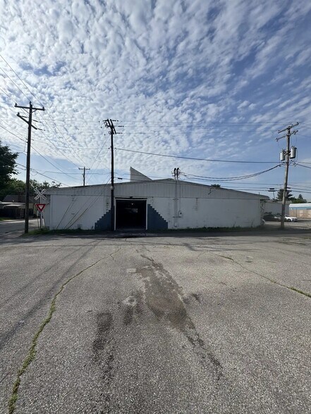 More Photos Of 1421 E Elm St, New Albany Freestanding For Lease