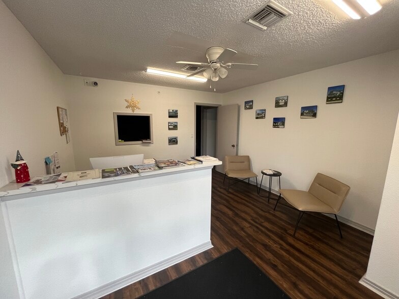 More Photos Of 12155 Metro Pky, Fort Myers Showroom For Lease