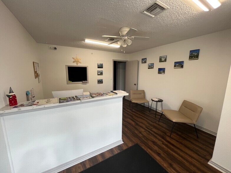 More Photos Of 12155 Metro Pky, Fort Myers Showroom For Lease