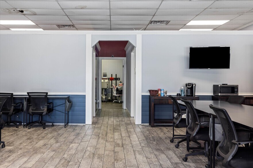 More Photos Of 902 51st St, Galveston Light Manufacturing For Sale