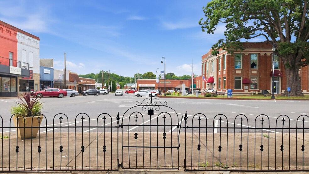 More Photos Of 1 Public Square Red Boiling Springs Sq, Lafayette Showroom For Sale