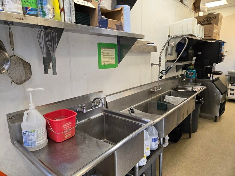 More Photos Of 1226 Oregon St, Oshkosh Restaurant For Sale