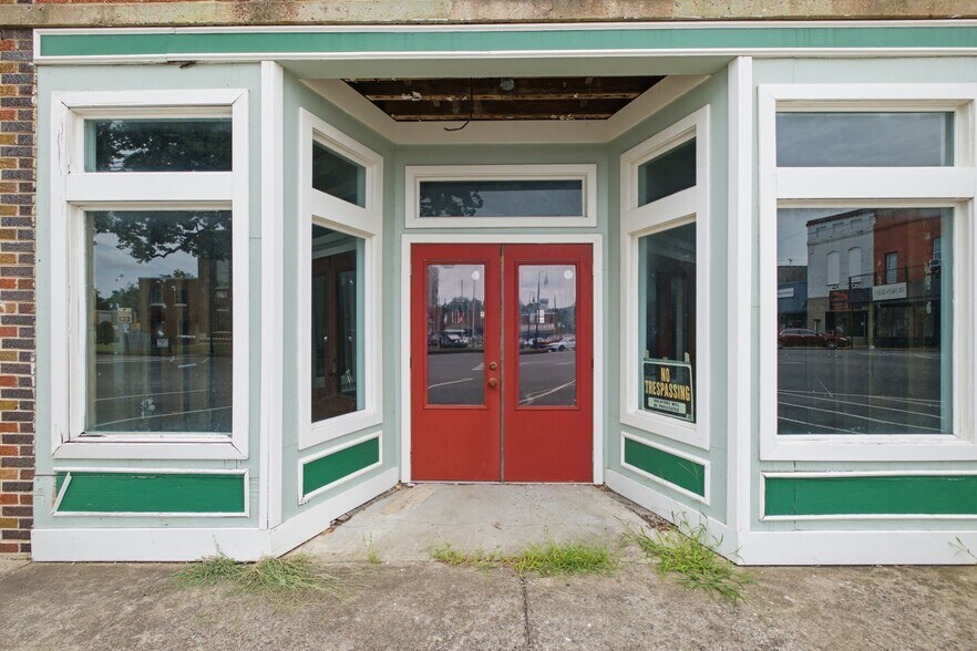 More Photos Of 1 Public Square Red Boiling Springs Sq, Lafayette Showroom For Sale