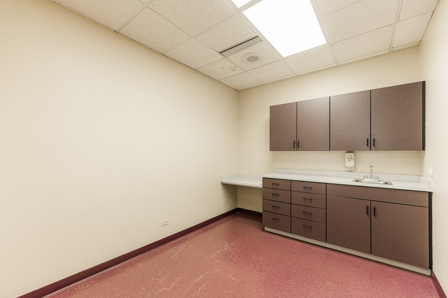 More Photos Of 290 Springfield Dr, Bloomingdale Medical For Lease