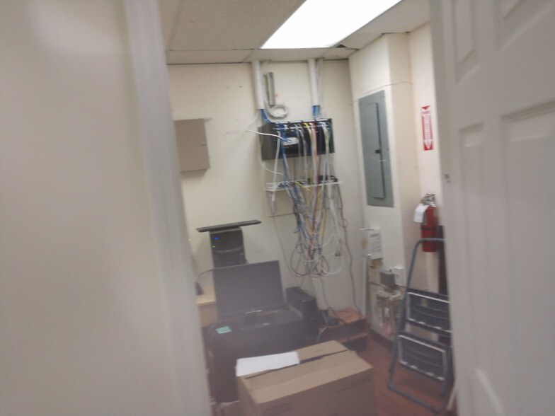 More Photos Of 3001-3017 Greene St, Hollywood Showroom For Lease