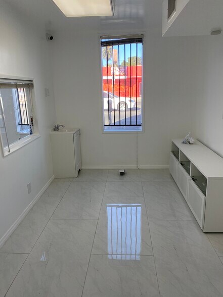 More Photos Of 14622 Victory Blvd, Van Nuys Medical For Lease