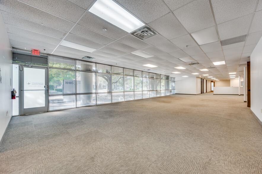 More Photos Of 10105 W Technology Blvd, Dallas Industrial For Sale
