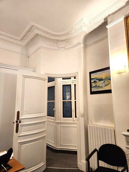 More Photos Of 90 Rue D'Amsterdam, Paris Office For Sale