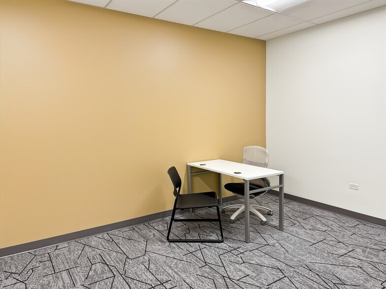 More Photos Of 2828 N Clark St, Chicago Coworking Space