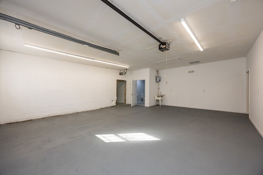 More Photos Of 320 Tilton Rd, Northfield Warehouse For Lease