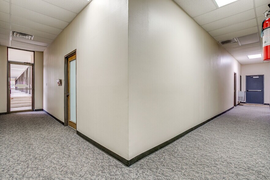 More Photos Of 1340 S main St, Grapevine Office For Sale