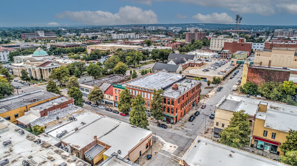 More Photos Of 305 8th St, Augusta Freestanding For Lease