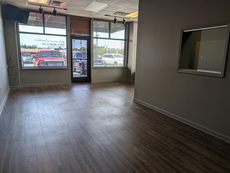 More Photos Of 2033 E Race Ave, Searcy General Retail For Lease