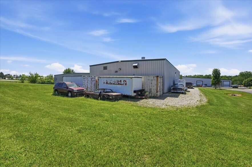 More Photos Of 590 Commercial Ave, Waterloo Auto Repair For Sale