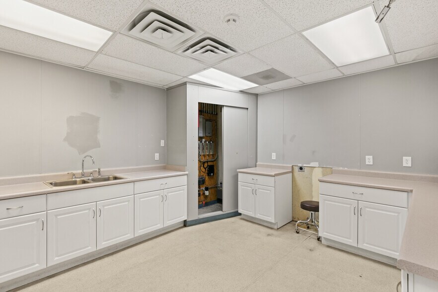 More Photos Of 872 E Sahara Ave, Las Vegas Medical For Lease