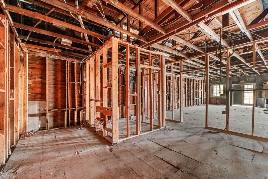 More Photos Of 2219 S Flores St, San Antonio Freestanding For Sale