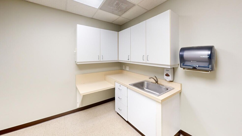 More Photos Of 725 W Fabyan Pky, Batavia Medical For Lease