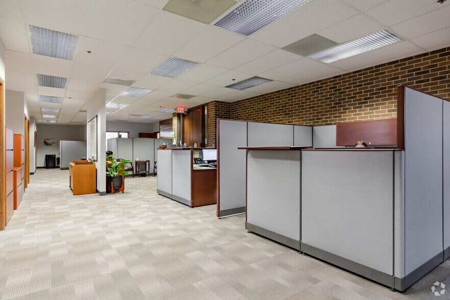 More Photos Of 2000 S Batavia Ave, Geneva Office For Lease