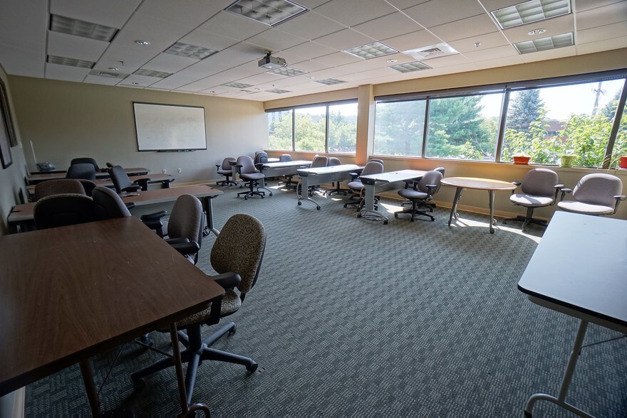 More Photos Of 6 Trafalgar Sq, Nashua Office For Lease