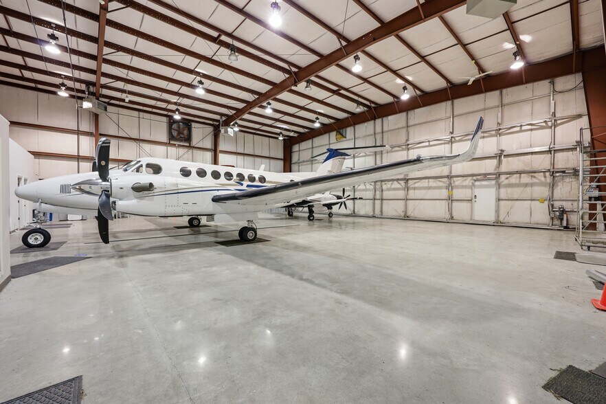 More Photos Of 1121 N Memorial Dr, Greenville Airplane Hangar For Lease