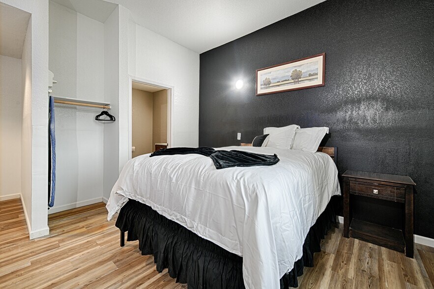 More Photos Of 110 S Main, Dilley Hotel For Sale