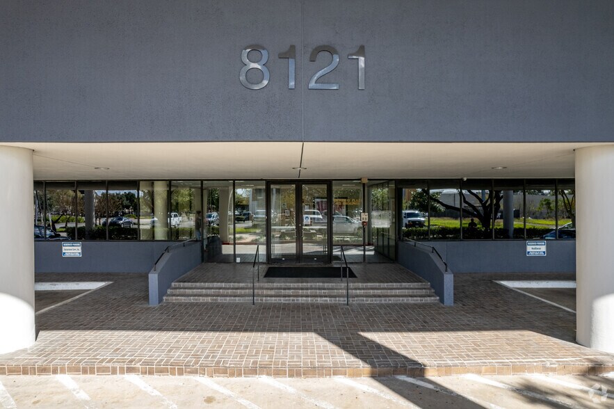 More Photos Of 8121 Broadway St, Houston Office For Sale
