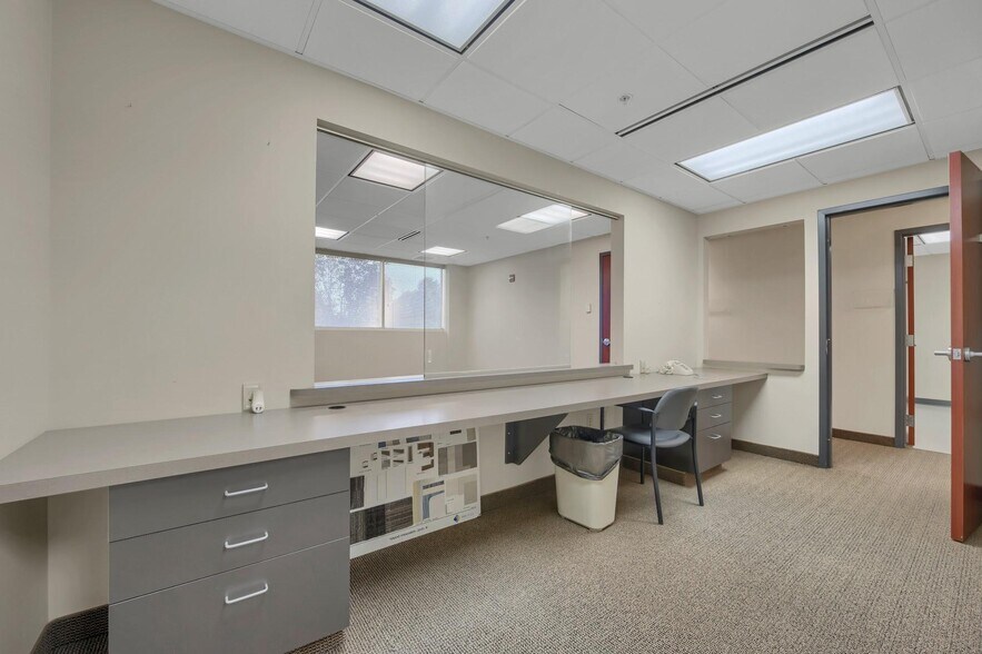 More Photos Of 21 Laurel Ave, Cornwall Medical For Lease