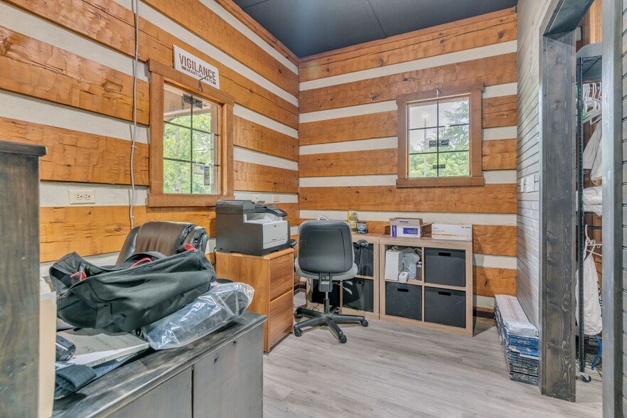 More Photos Of 207 Highway 96 N, Fairview Showroom For Sale