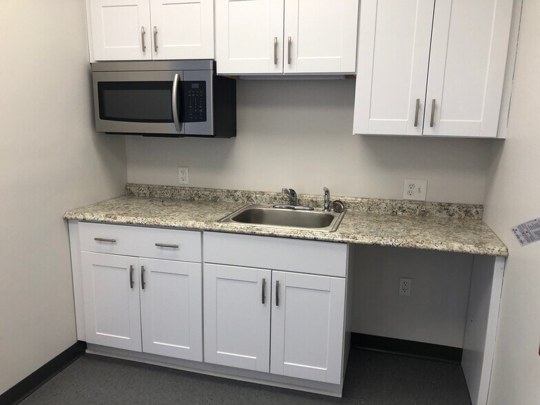 More Photos Of 2906-2924 Baltic Ave, Greensboro Industrial For Lease