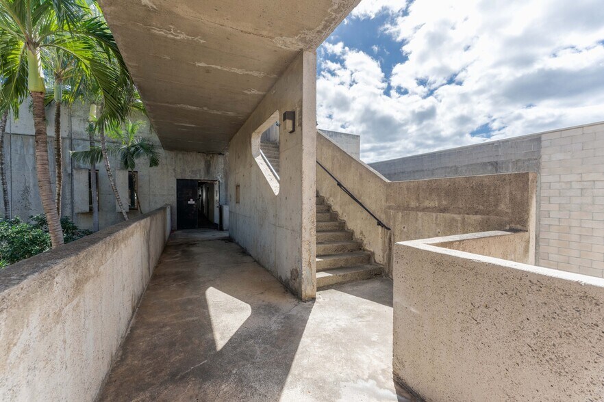 More Photos Of 917 Kokea St, Honolulu Office For Lease