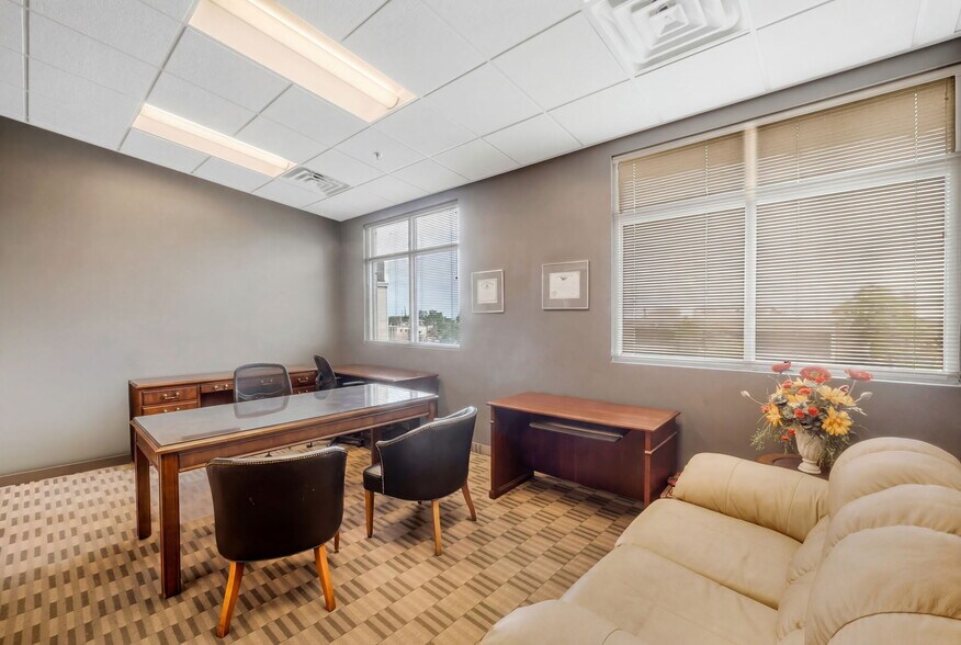 More Photos Of 7430 S Creek Rd, Sandy Office For Lease