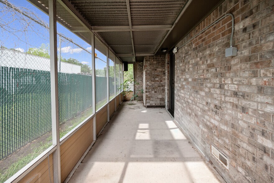 More Photos Of 1107 N Houston Ave, Humble Auto Repair For Sale