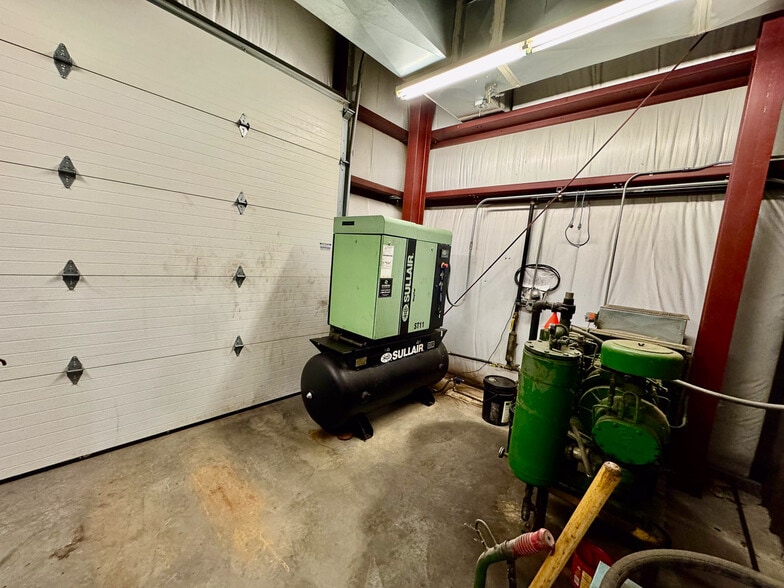 More Photos Of 3822 Victory Ave, Louisville Warehouse For Lease