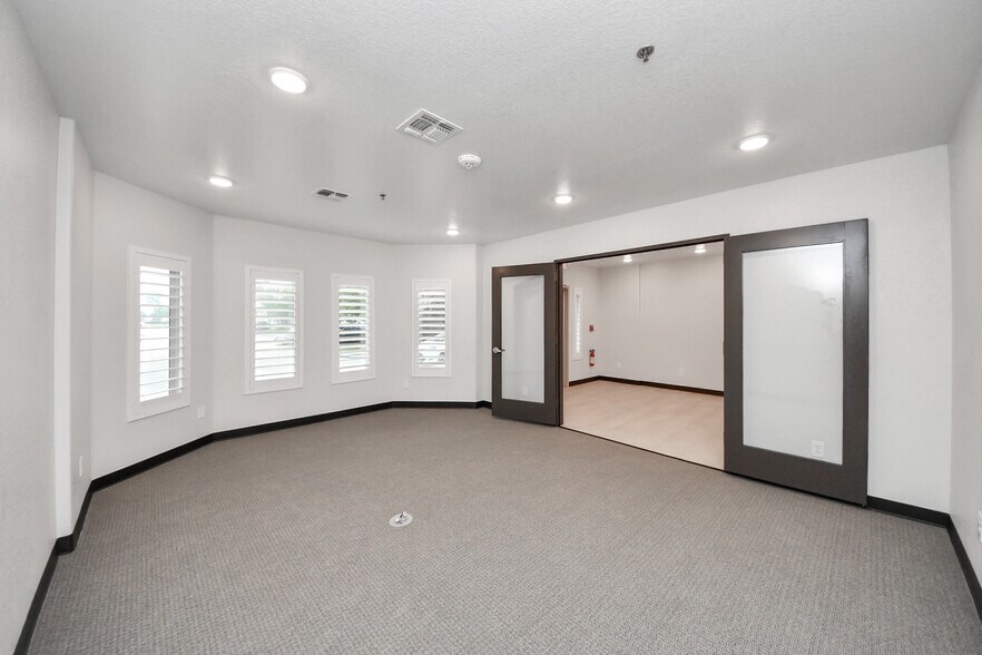 More Photos Of 6536 Greatwood Pky, Sugar Land Office For Sale