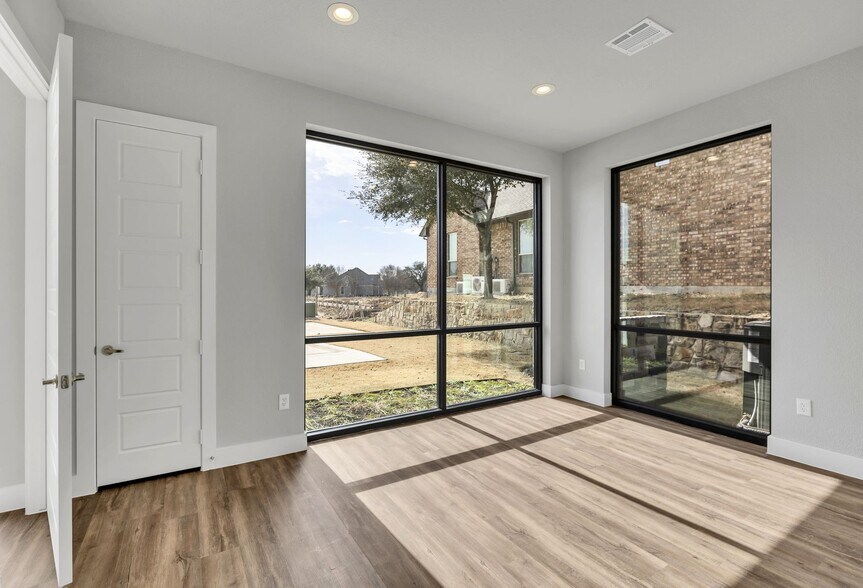 More Photos Of 1701 Fountainview Dr, Mansfield Office For Sale