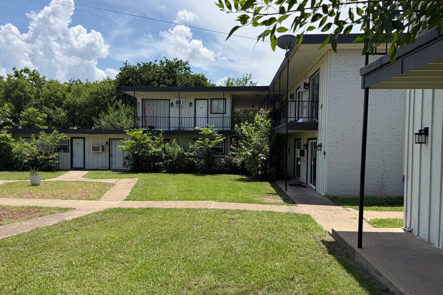 More Photos Of 1234 Templecliff Dr, Dallas Apartments For Sale