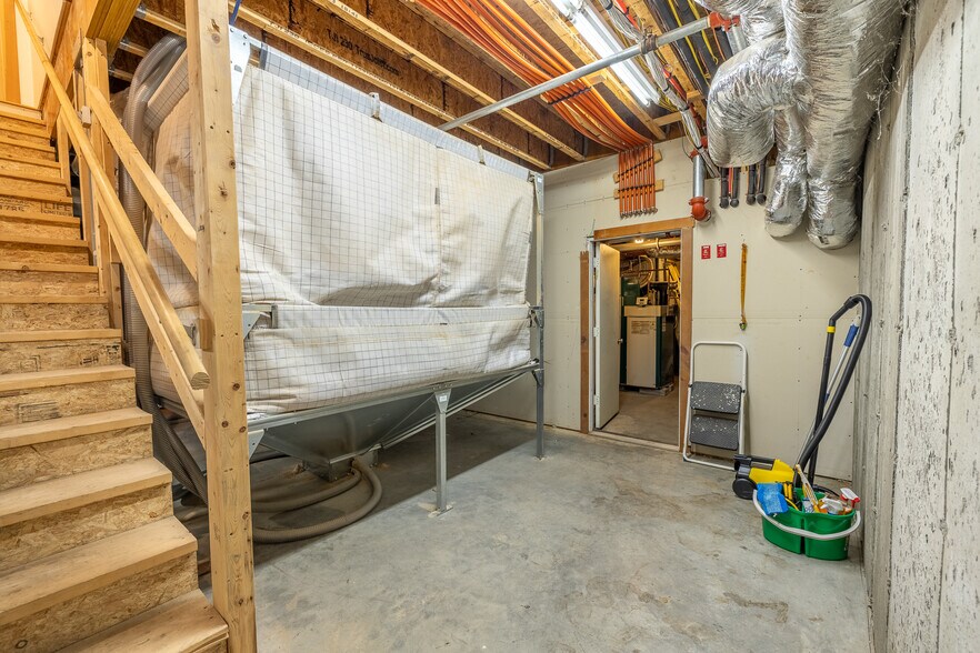 More Photos Of 114 Cemetery Ave, Manchester Center Office For Sale