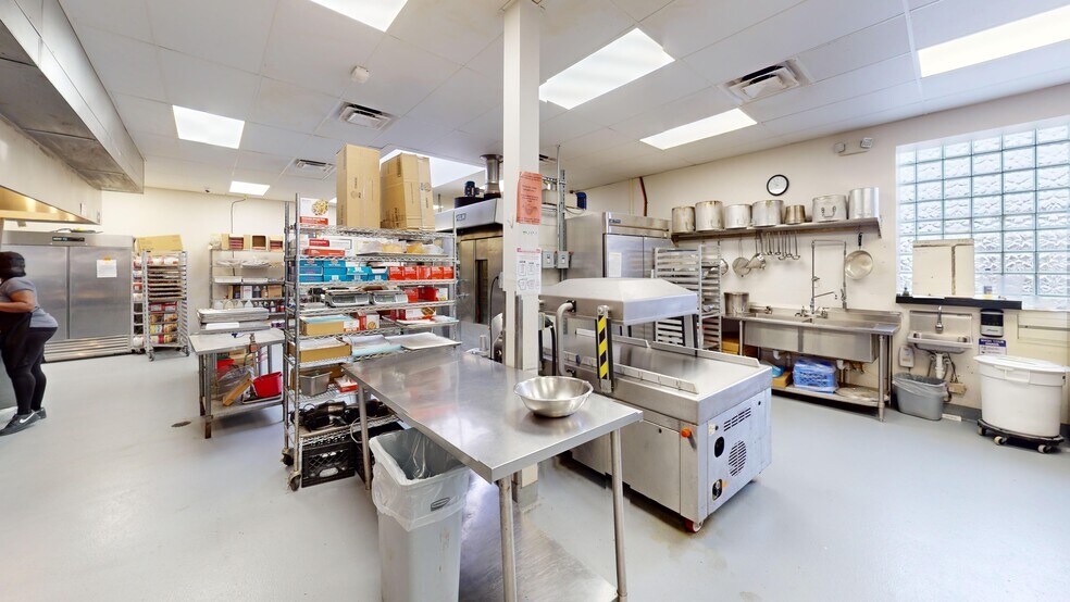 More Photos Of 911 E McMillan St, Cincinnati Storefront For Lease