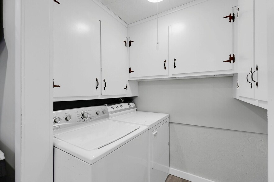 More Photos Of 142 Dickinson St, Springfield Flex For Sale