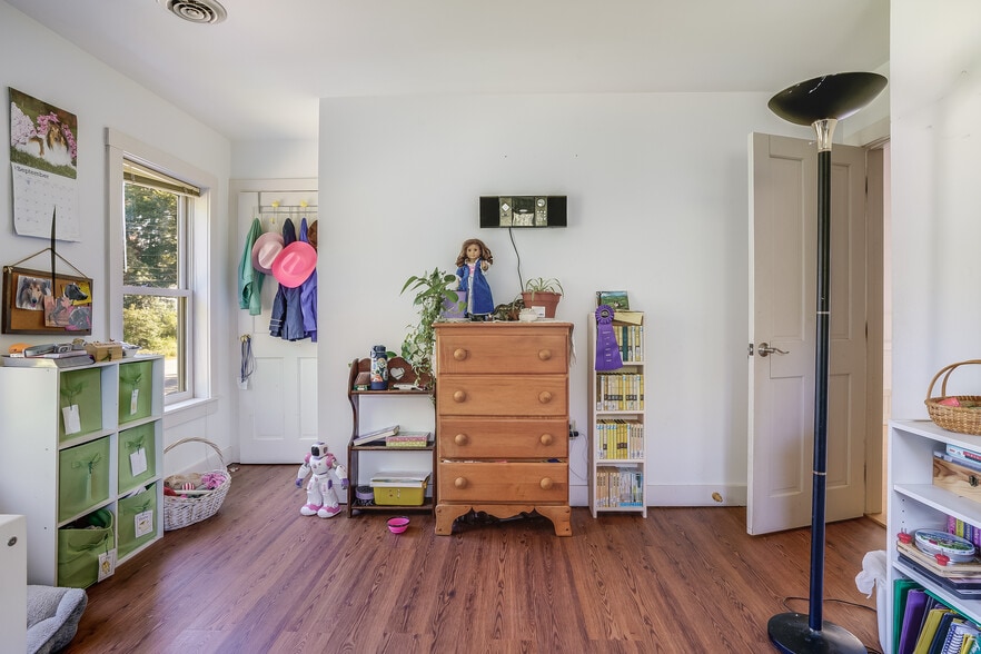 More Photos Of 3 Elm Hill Rd, Peterborough Freestanding For Sale
