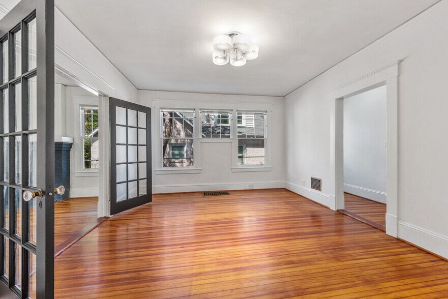 More Photos Of 221 E Kingston Ave, Charlotte Office Residential For Sale